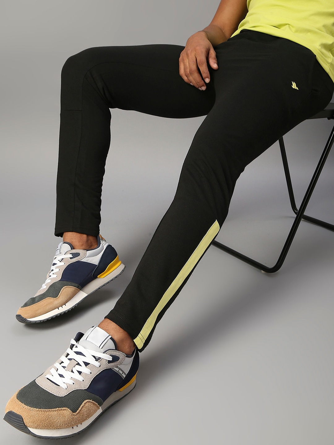 

Hubberholme Men Mid-Rise Regular Fit Track Pants with Side Taping, Black