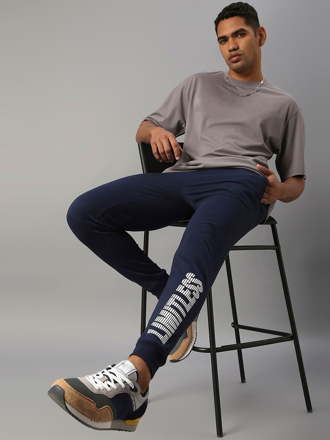 

Hubberholme Men Typography Printed Regular Fit Joggers, Navy blue