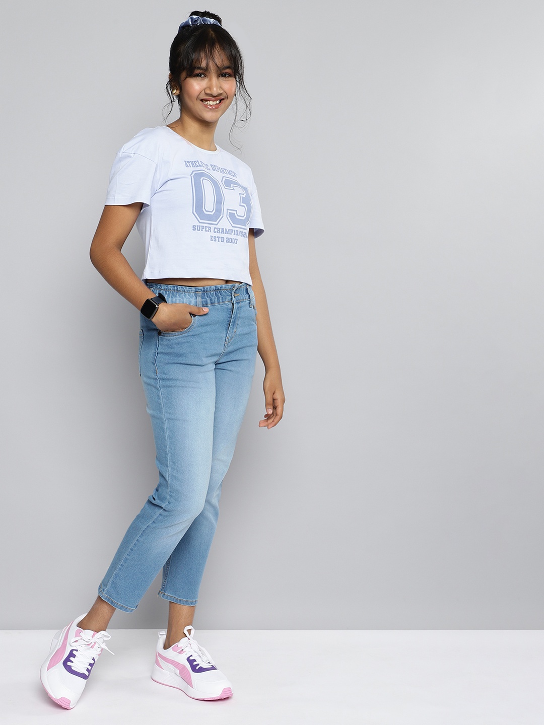 

HERE&NOW Girls Loose Fit Mid-Rise Light Fade Stretchable Jeans, Blue
