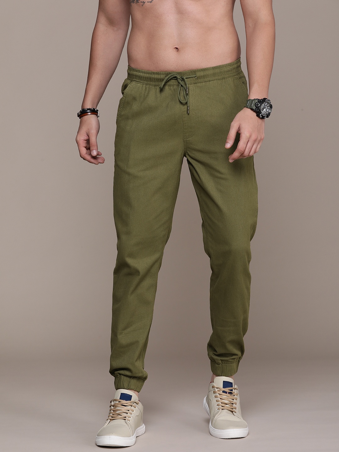 

The Roadster Life Co. Men Solid Mid-Rise Joggers, Olive