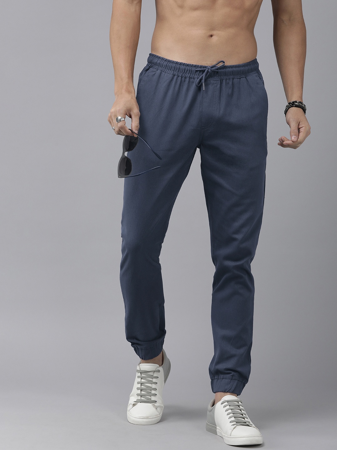

The Roadster Lifestyle Co. Men Solid Pleated Mid-Rise Joggers, Navy blue