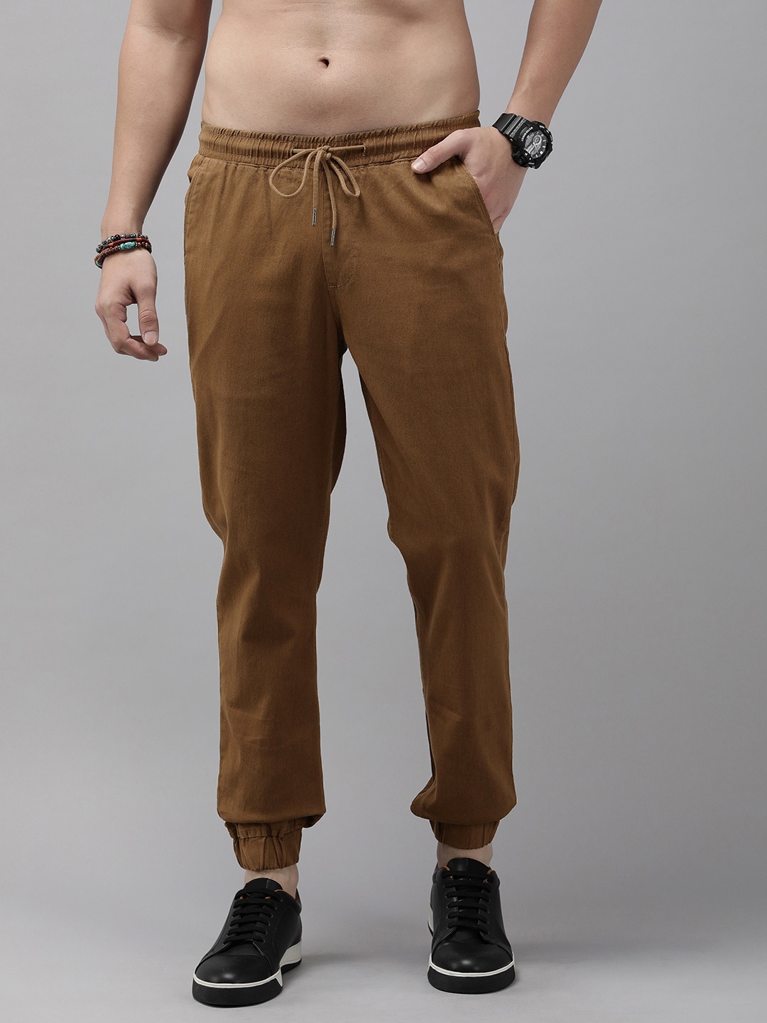 

The Roadster Life Co. Men Mid-Rise Joggers Trousers, Coffee brown