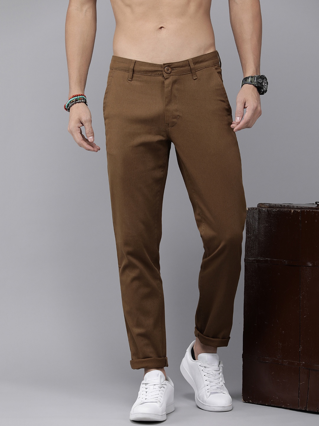 

Roadster Men Solid Regular Fit Mid-Rise Plain Woven Flat-Front Chinos, Brown