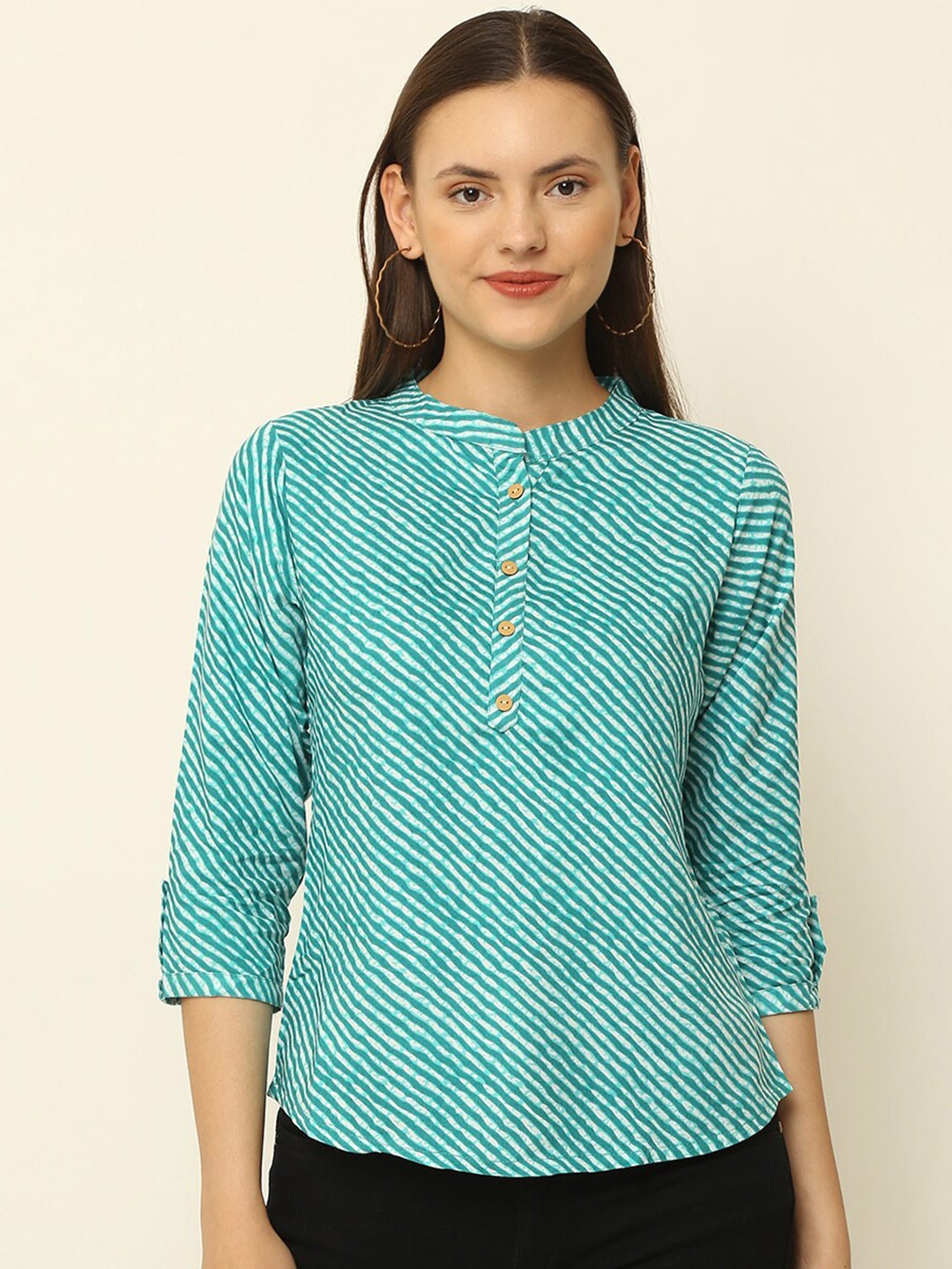 

Vastralay Lehariya Print Roll-Up Sleeves Top, Sea green