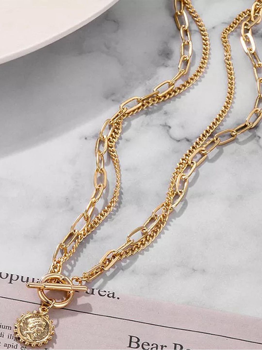 

Pinapes Gold-Plated Queen Necklace