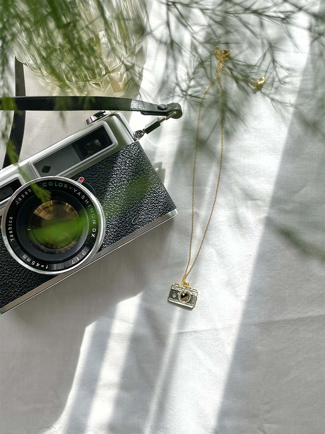 

Pinapes Gold-Plated Camera Pendant Necklace