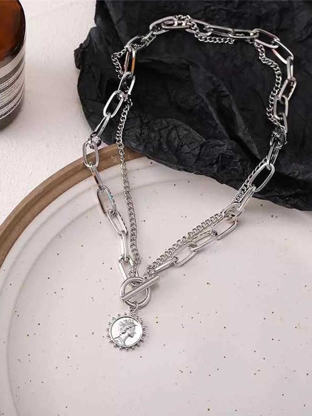

Pinapes Queen Pendant Necklace, Silver