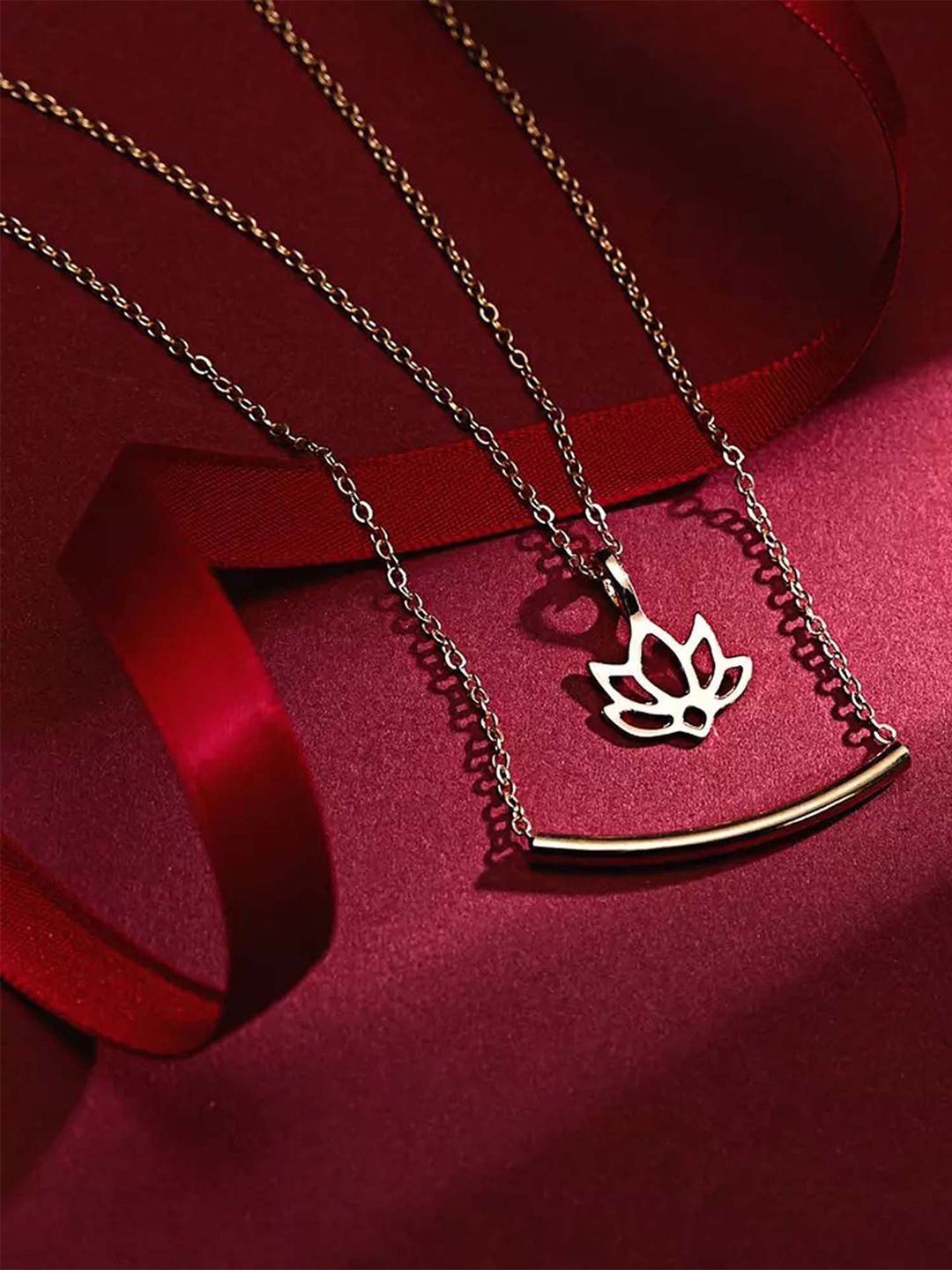

Pinapes Gold-Plated Enamelled Necklace
