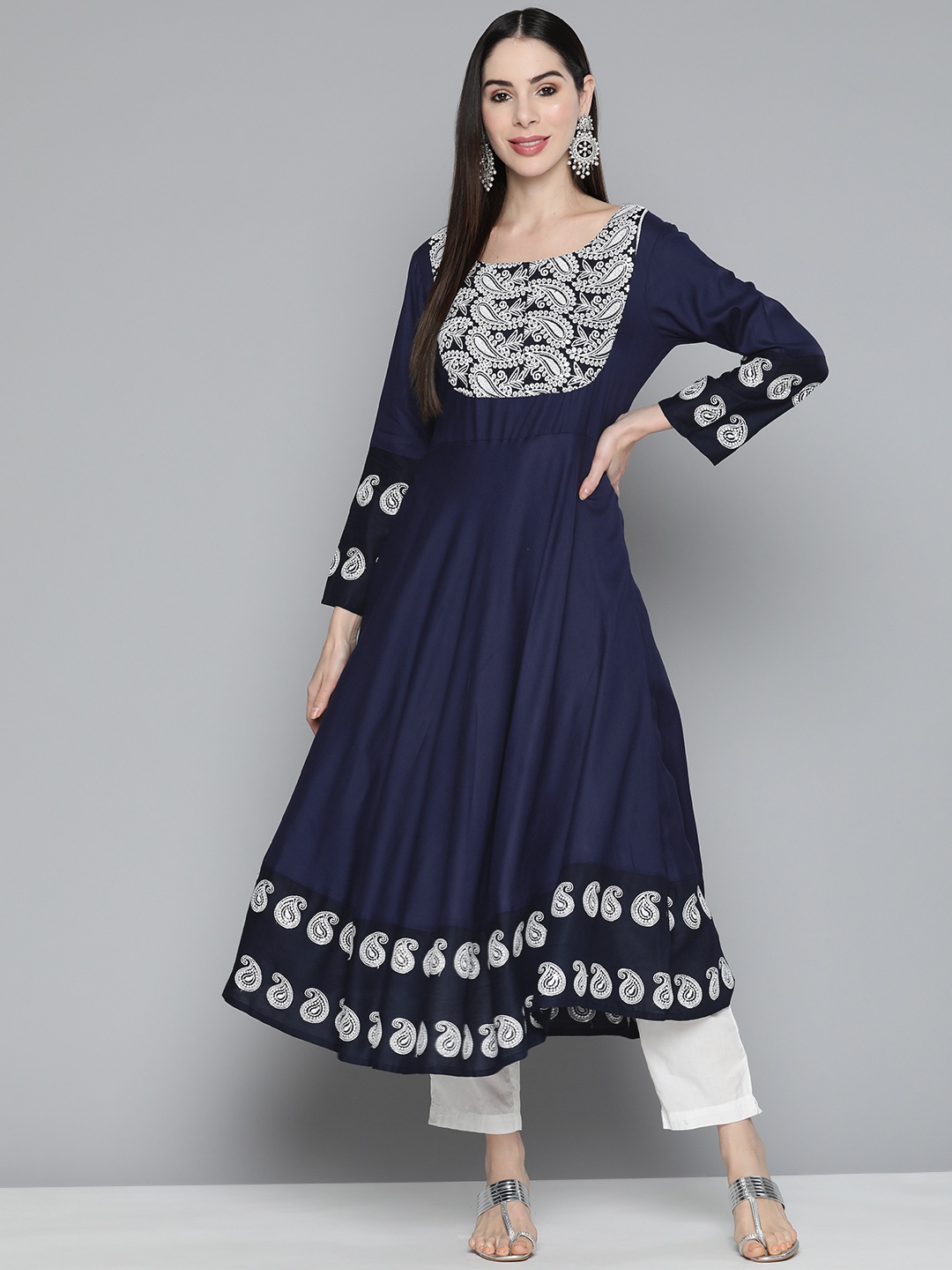 

Jompers Paisley Embroidered Chikankari Indigo Kurta, Navy blue