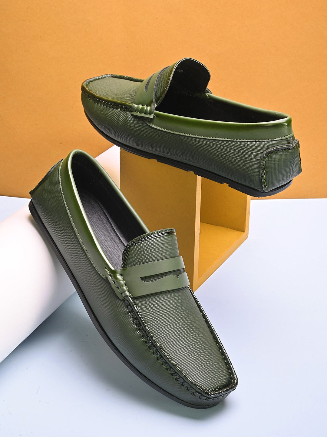 

Mast & Harbour Men Textured Lightweight Loafers, Olive