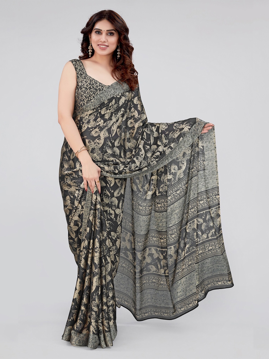 

MIRCHI FASHION Floral Printed Saree, Black