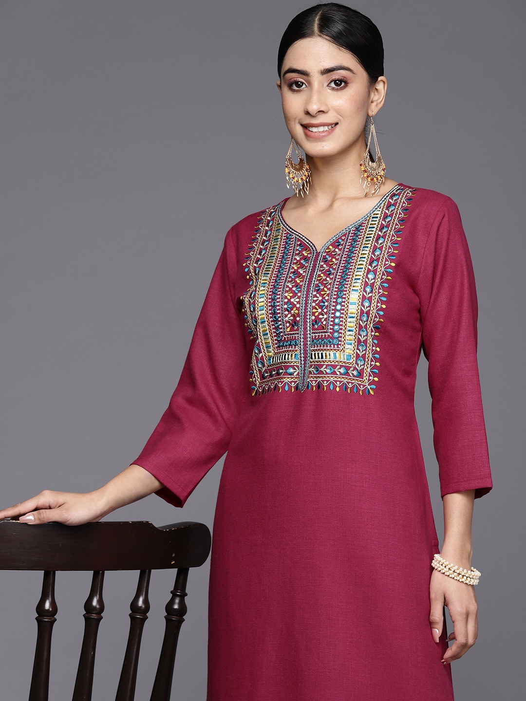 

Varanga Women Ethnic Motifs Embroidered Mirror Work Floral Kurta, Burgundy