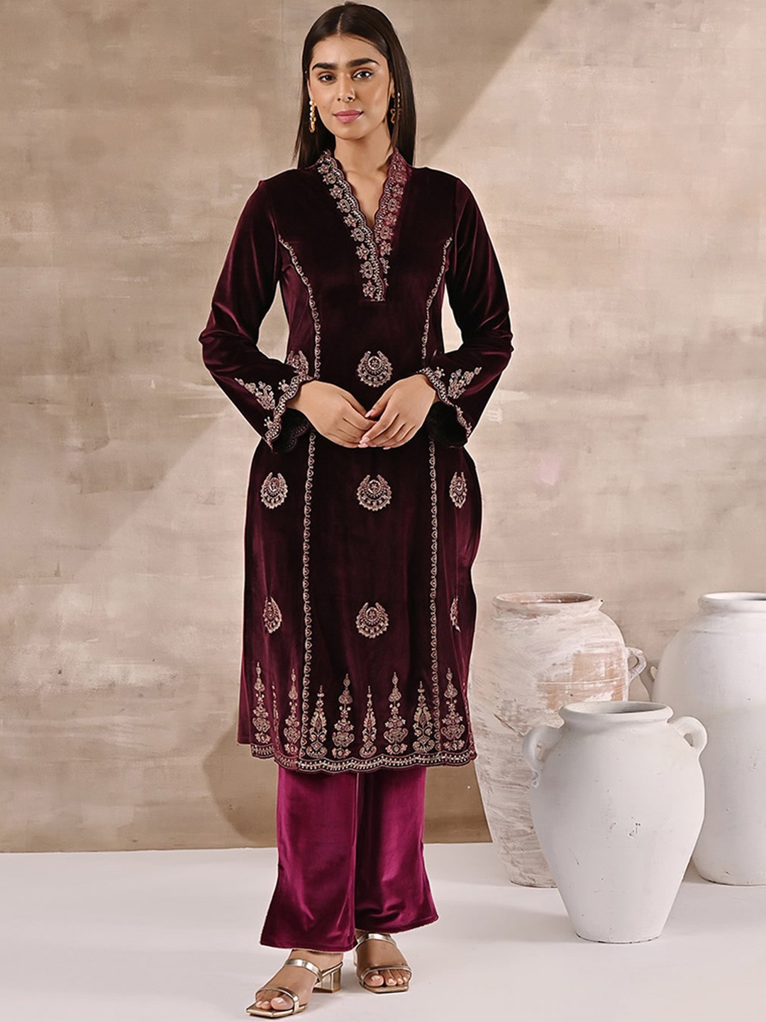 

Lakshita Women Ethnic Motifs Embroidered Flared Sleeves Velvet Kurta, Maroon