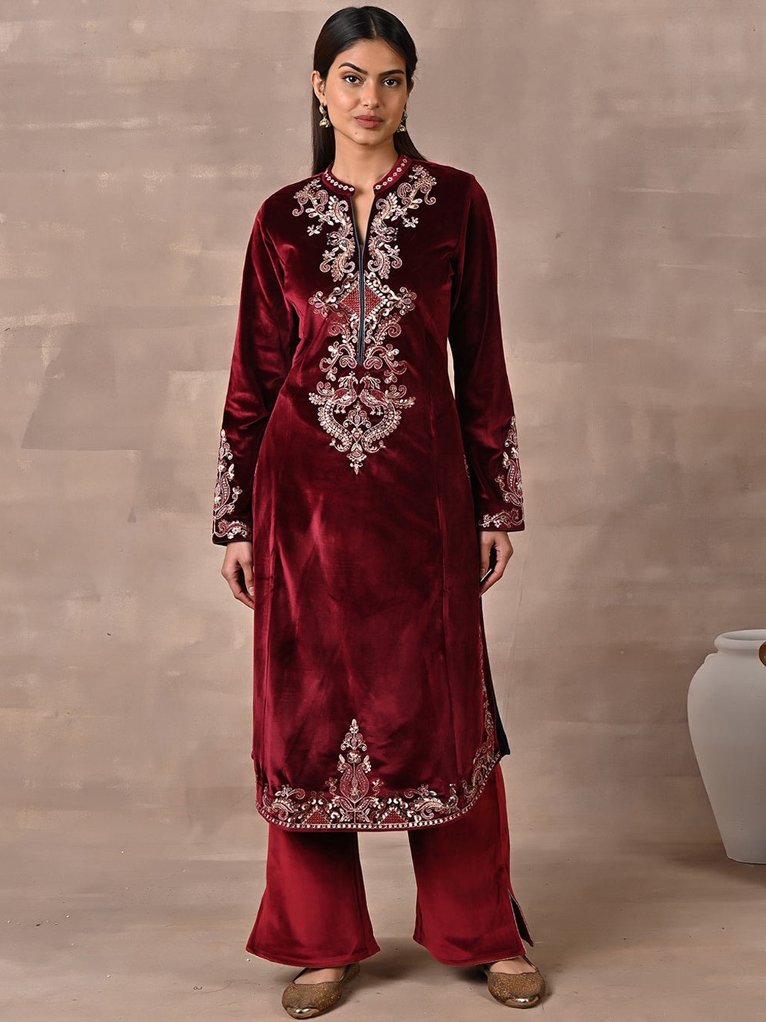 

Lakshita Women Ethnic Motifs Embroidered Velvet Kurta, Maroon
