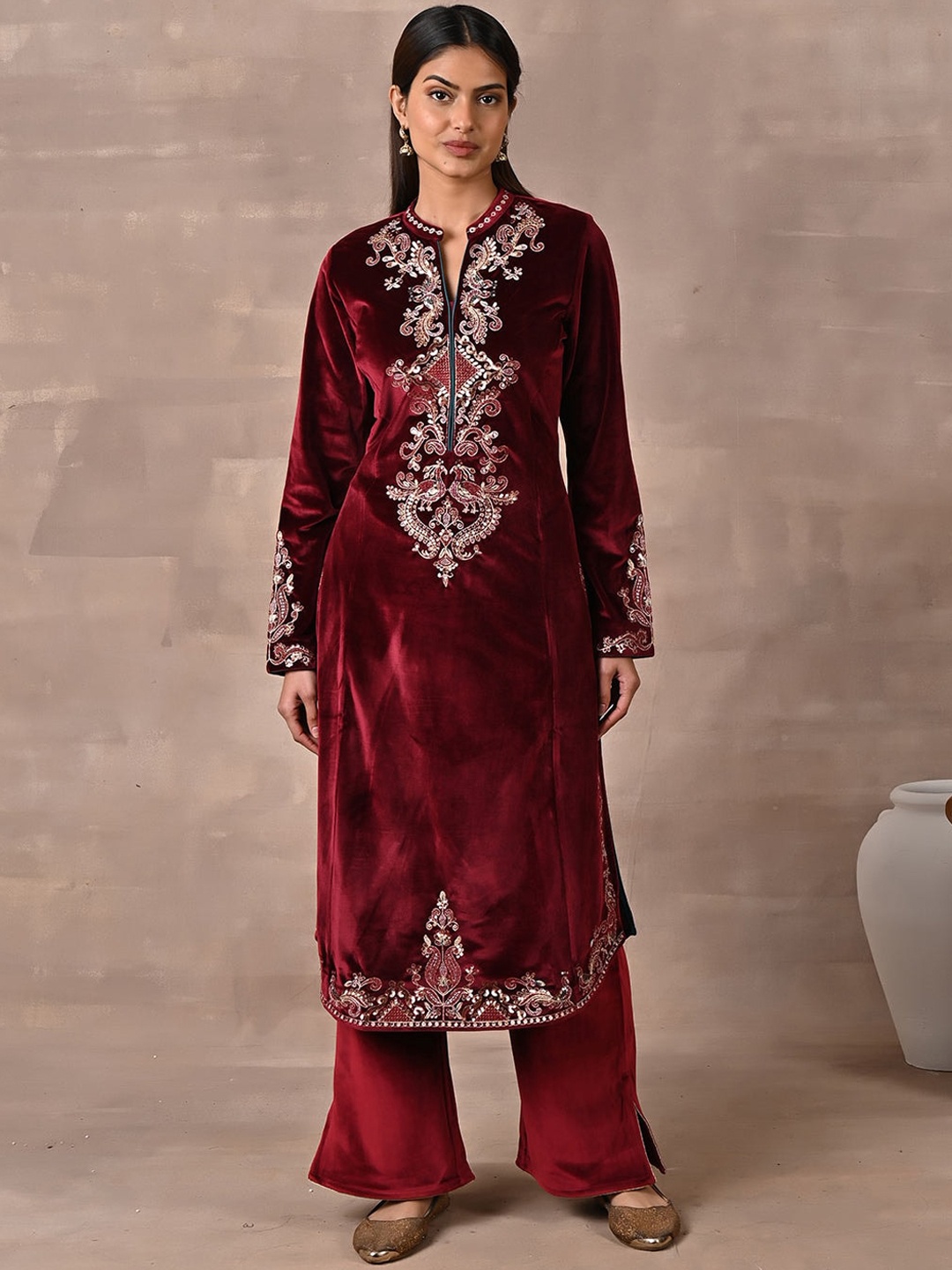 

Lakshita Women Ethnic Motifs Embroidered Velvet Kurta, Maroon