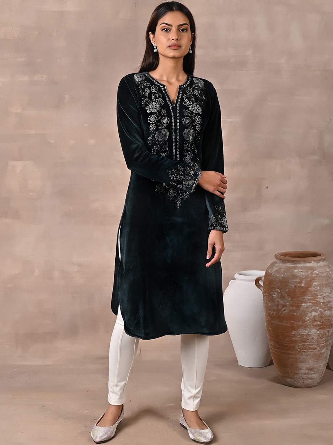 

Lakshita Women Floral Embroidered Velvet Kurta, Green