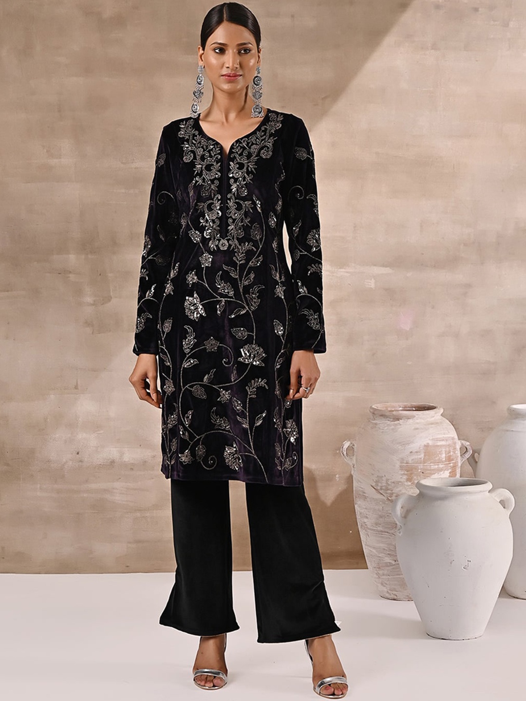 

Lakshita Women Floral Embroidered Sequinned Velvet Kurta, Purple