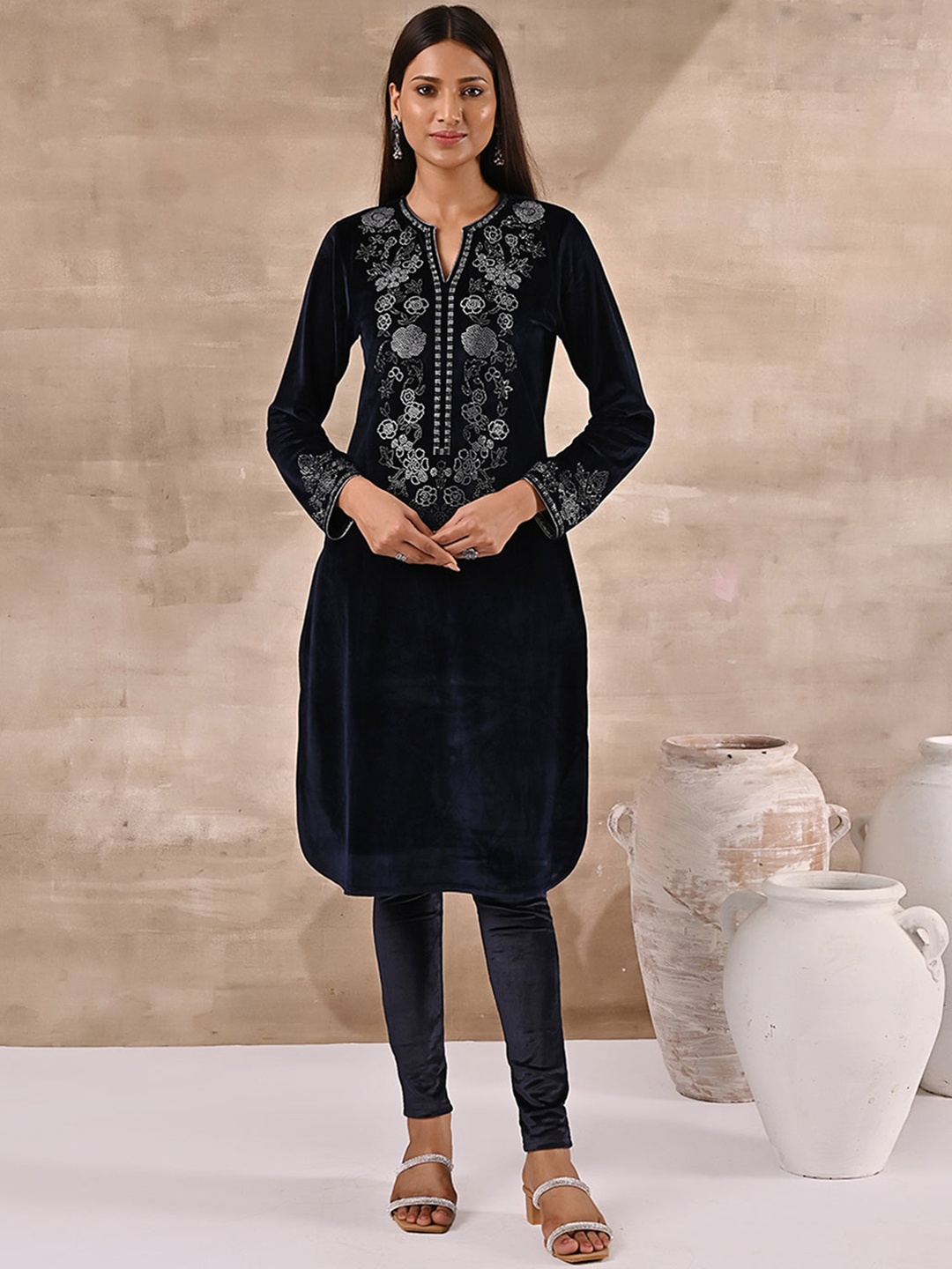 

Lakshita Women Yoke Design Beads & Stones Velvet Kurta, Purple