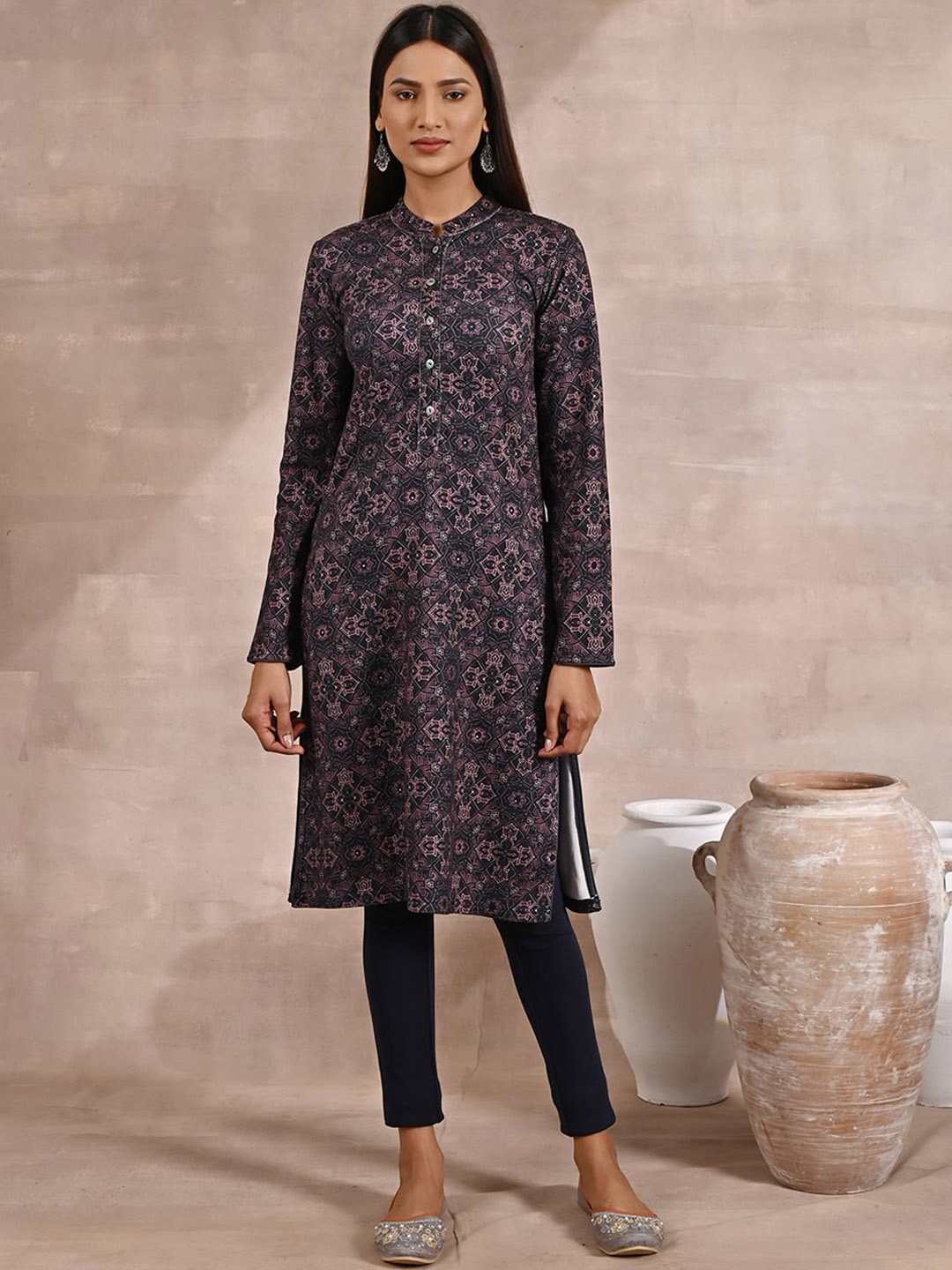 

Lakshita Women Ethnic Motifs Printed Velvet Kurta, Navy blue