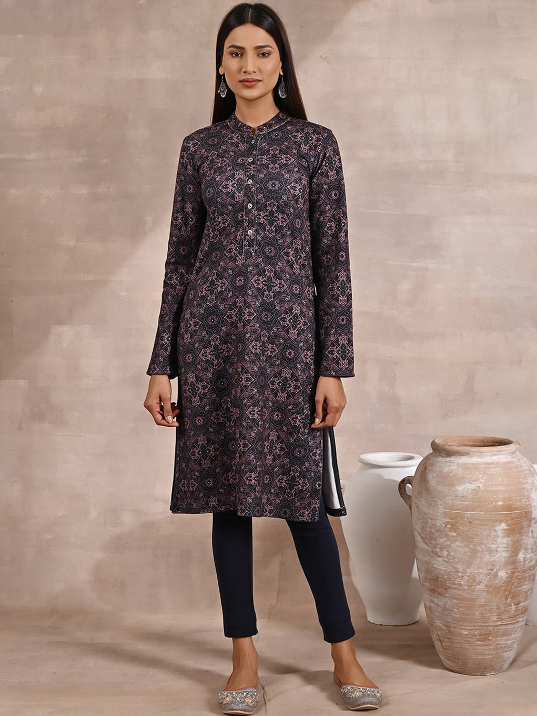 

Lakshita Women Ethnic Motifs Printed Velvet Kurta, Navy blue