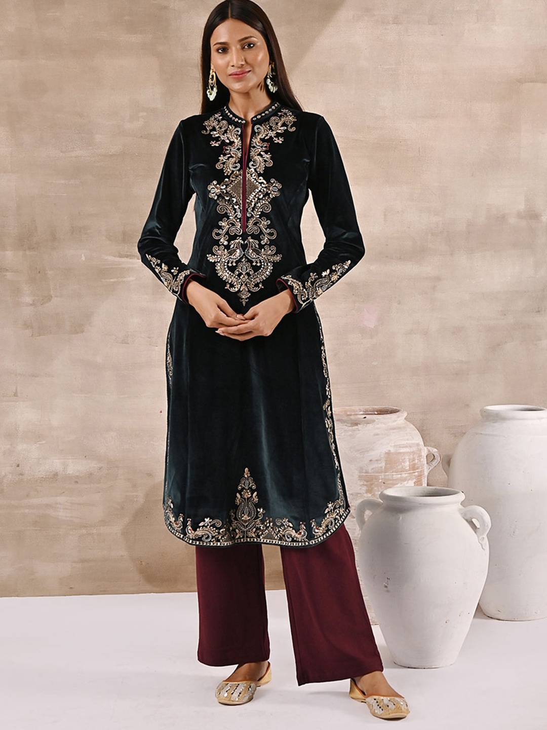 

Lakshita Women Ethnic Motifs Embroidered Sequinned Velvet Kurta, Green