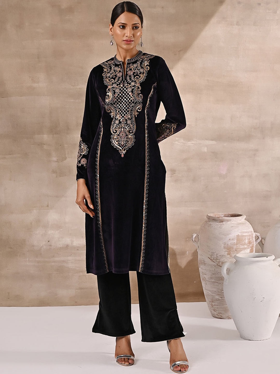 

Lakshita Women Ethnic Motifs Embellished Velvet Kurta, Purple