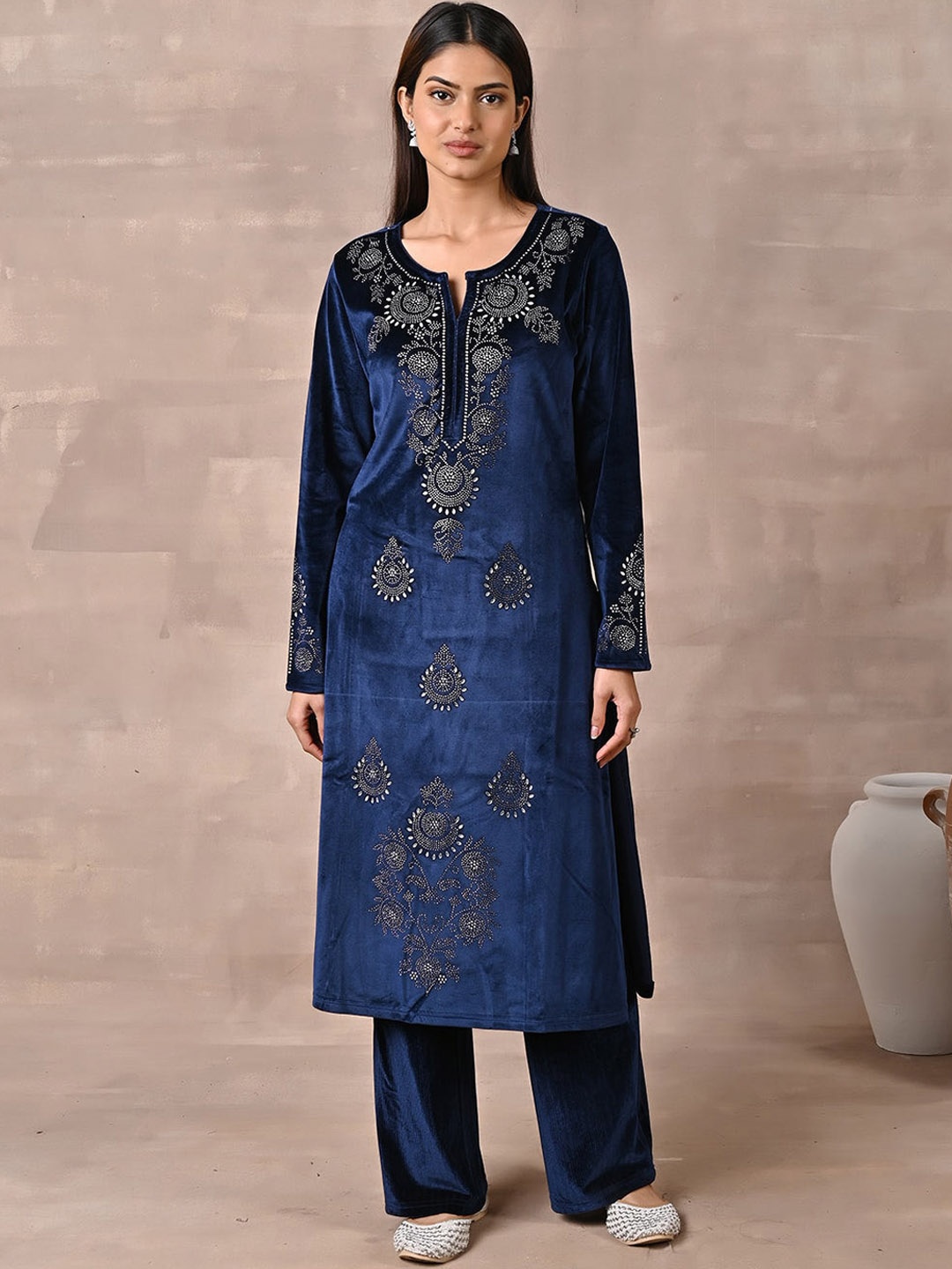 

Lakshita Women Ethnic Motifs Embellished Beads And Stones Velvet Kurta, Navy blue