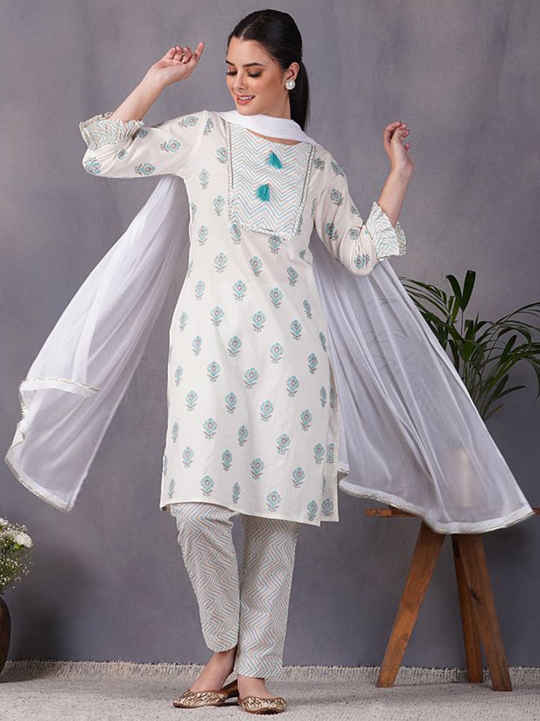 

METRO-FASHION Women Floral Printed Pure Cotton Kurta with Trousers & With Dupatta, White