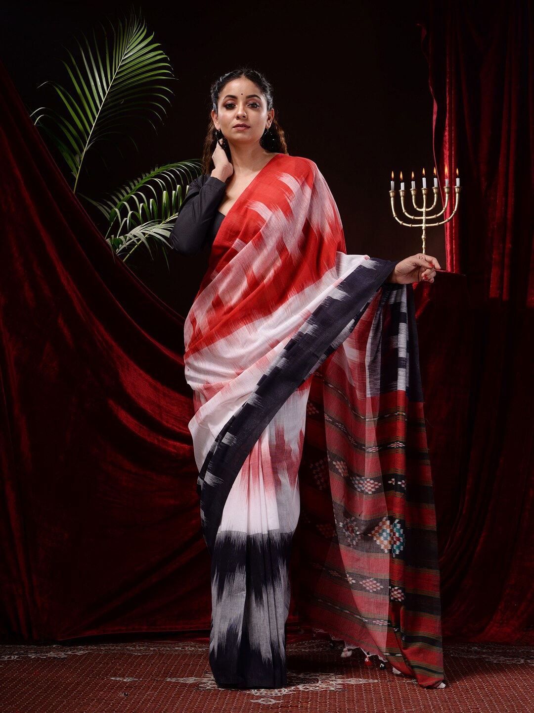 

Mitera Jamdani Geometric Woven Design Pure Cotton Jamdani Saree, Red