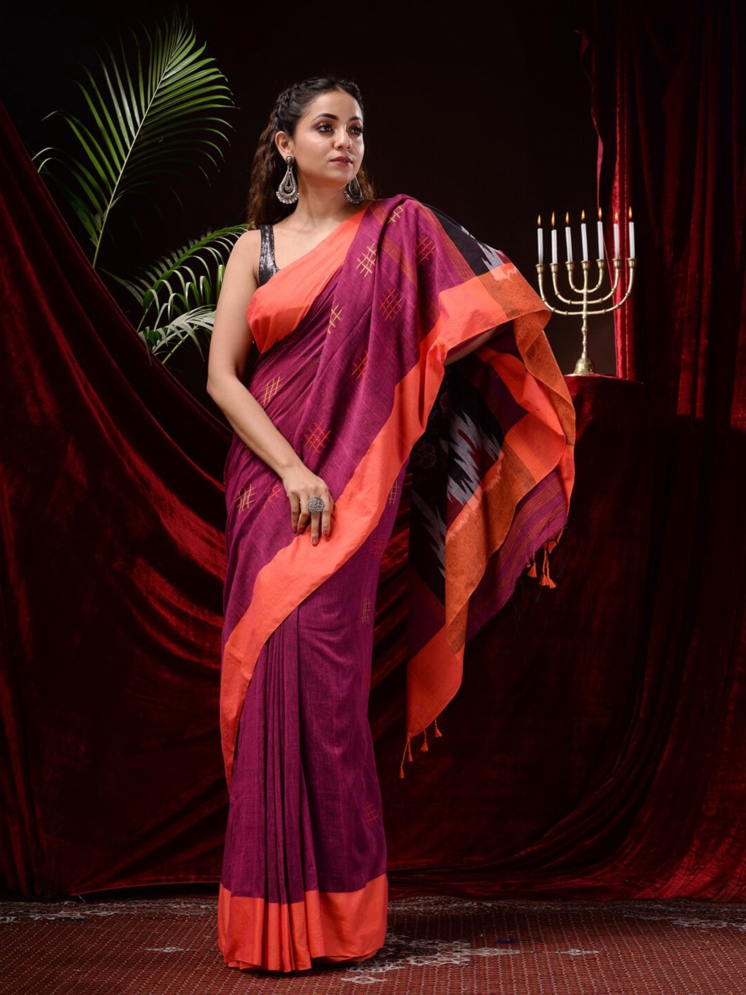 

Mitera Woven Design Geometric Motifs Pure Cotton Jamdani Saree, Magenta
