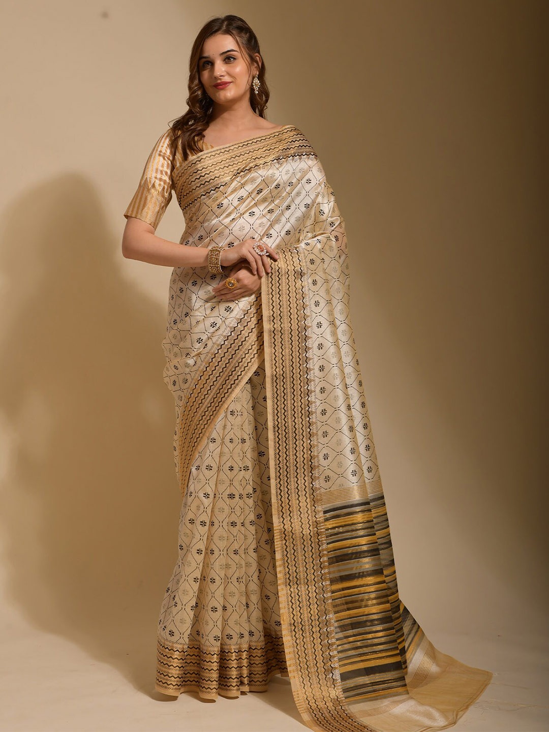 

ODETTE Geometric Motifs Printed Saree, Cream