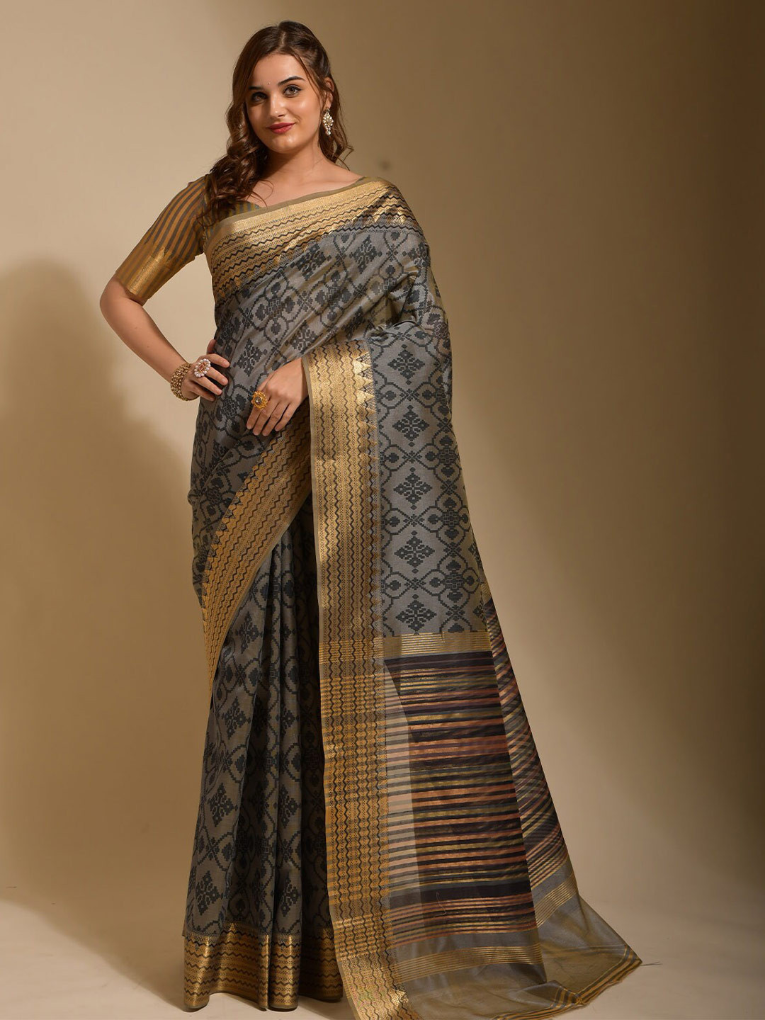 

ODETTE Ethnic Printed Zari Saree, Grey