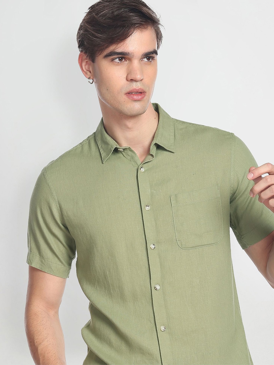 

Flying Machine Spread Collar Solid Slim Fit Casual Shirt, Green