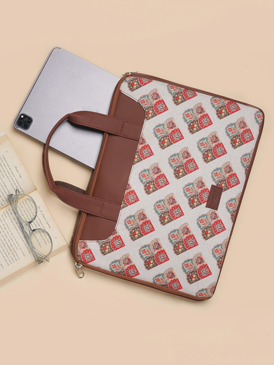 

ZOUK Women White & Brown Printed Jute Laptop Sleeve