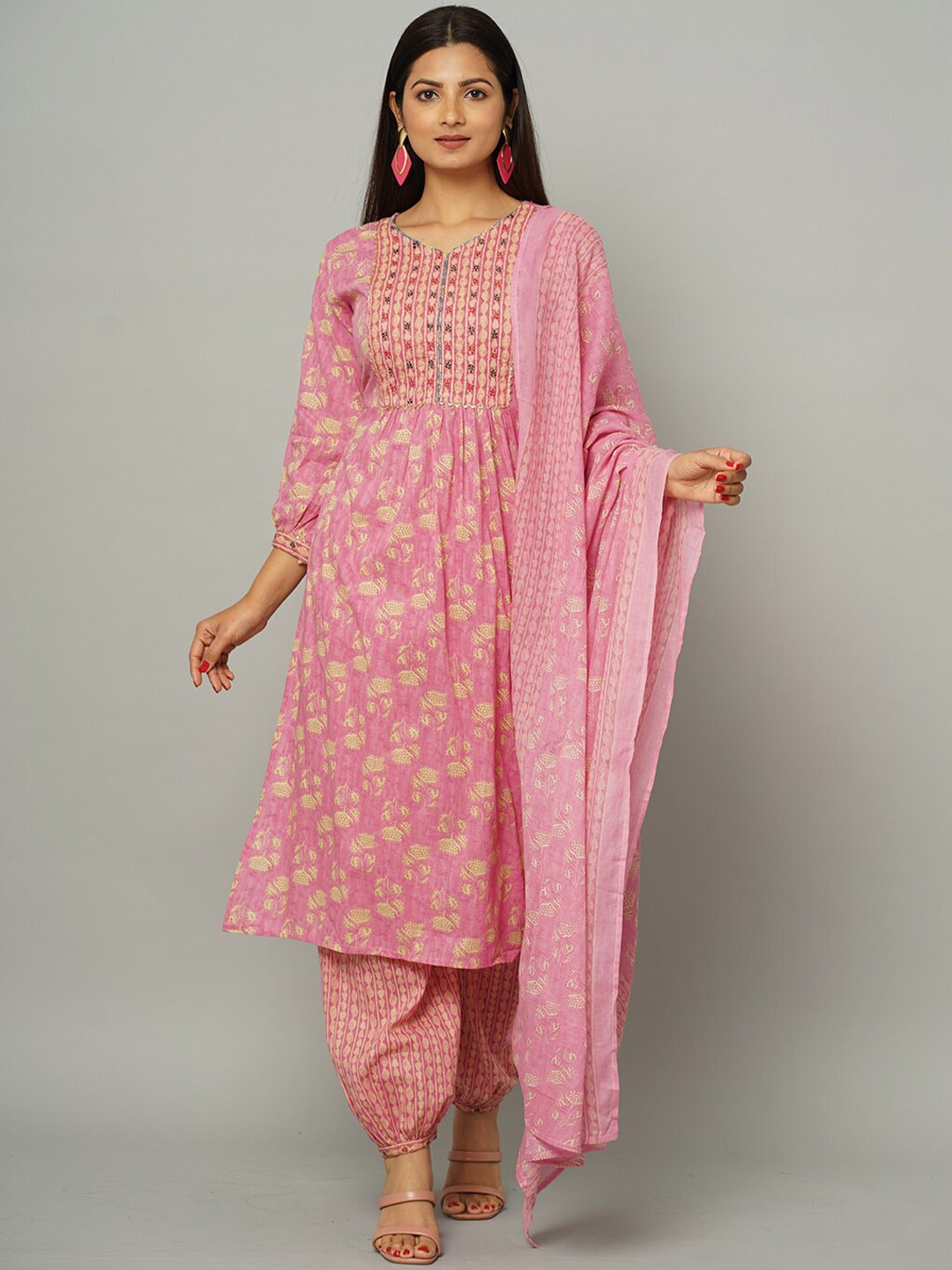 

NAYRA Women Floral Printed Pleated Gotta Patti Pure Cotton Kurta with Trousers & Dupatta, Pink