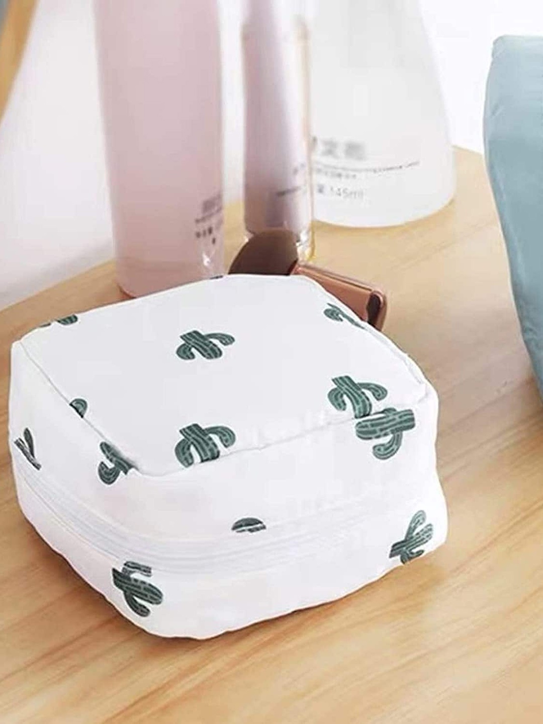 

HOUSE OF QUIRK White & Green Printed Lazy Cosmetic Pouch