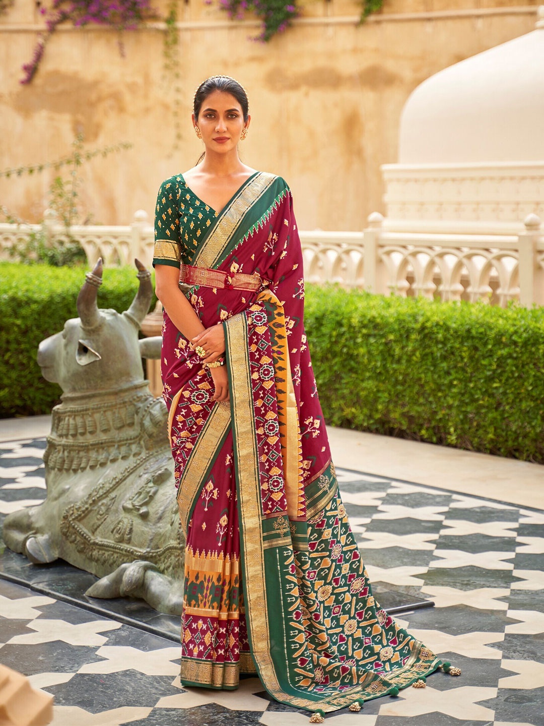 

Mitera Ethnic Motifs Printed Zari Banarasi Saree, Maroon