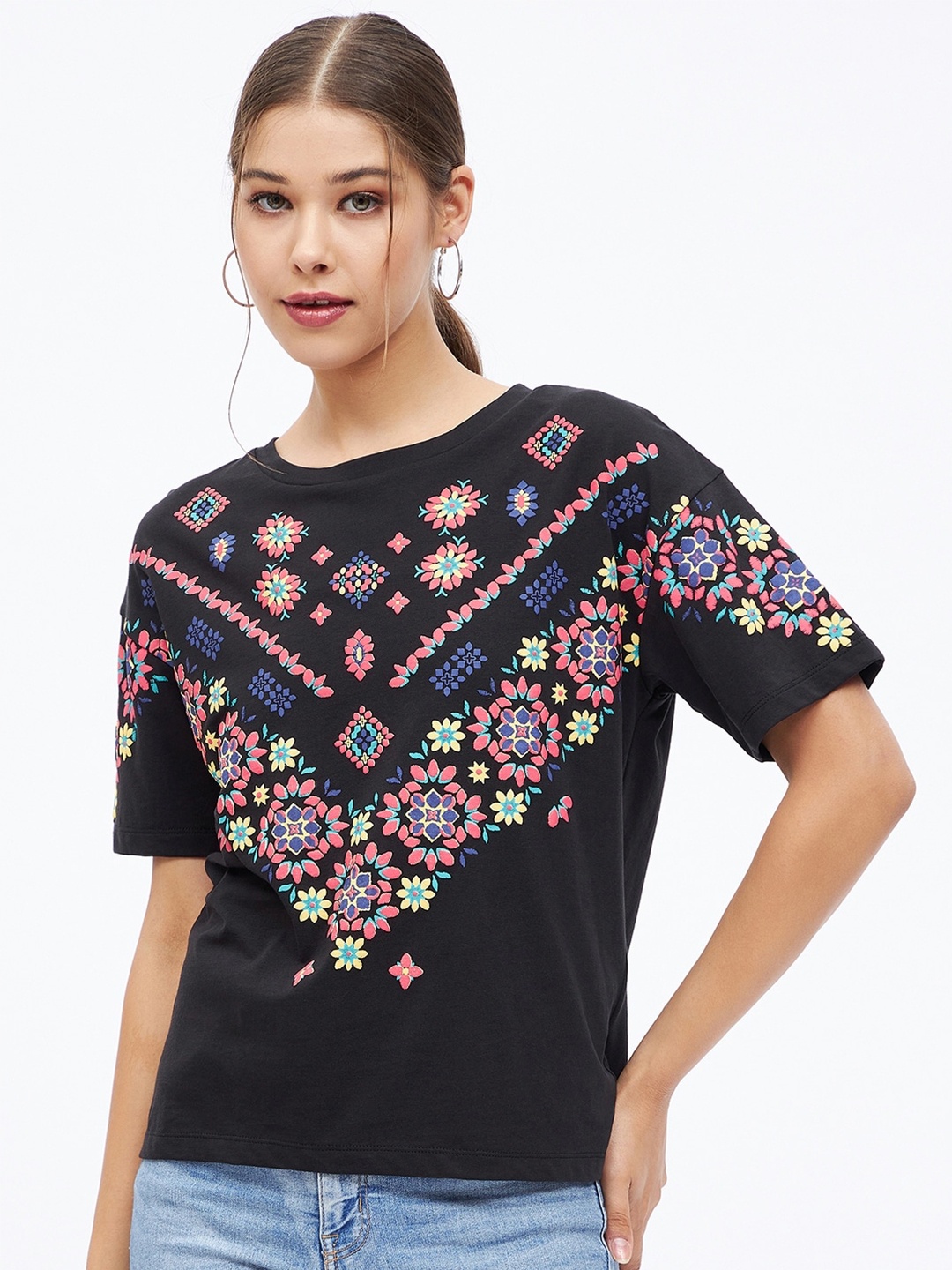 

Harpa Women Floral Printed Pure Cotton Regular Fit T-shirt, Black