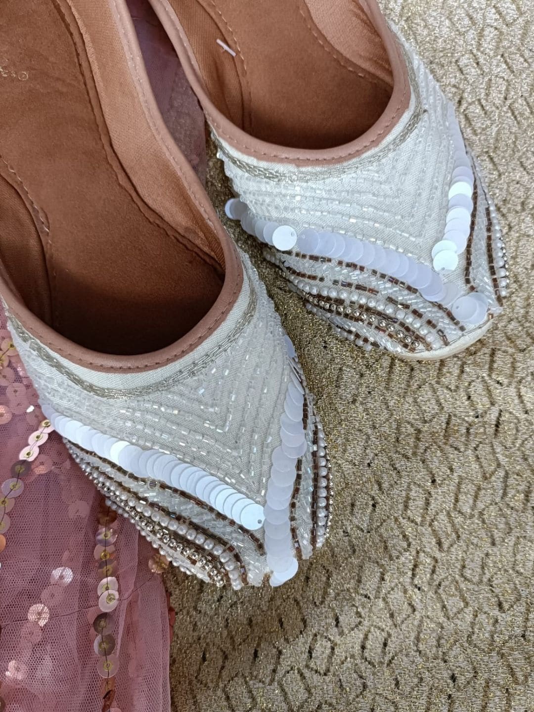 

DESI COLOUR Women Ethnic Embellished Mojaris, Off white