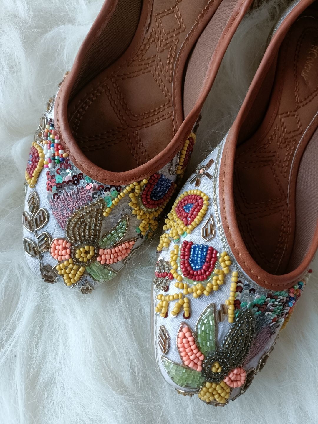 

DESI COLOUR Women Ethnic Embellished Mojaris, White