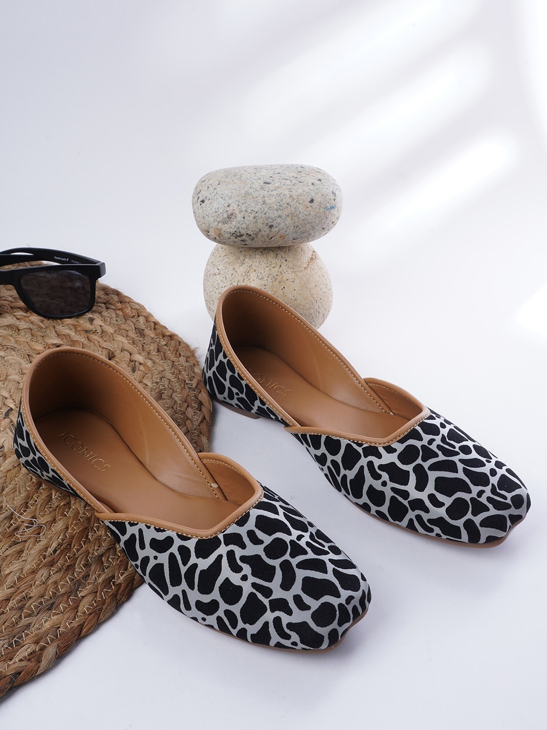 ICONICS Women Black Printed Mojaris Flats
