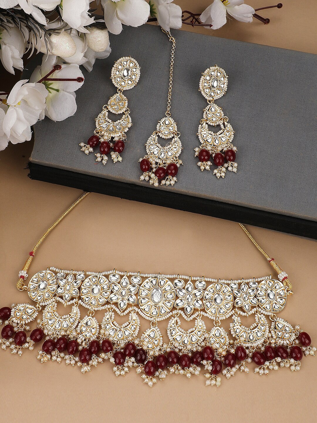 

ANIKAS CREATION Gold-Plated Kundan-Studded Pearl Beaded Jewellery Set