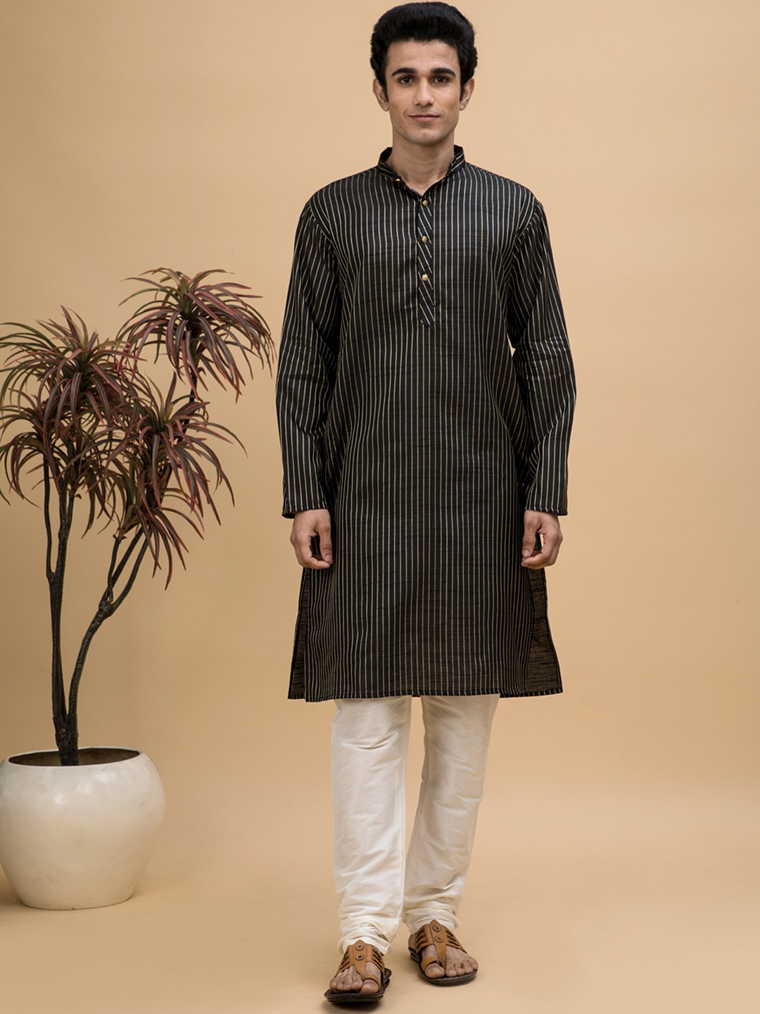 

NEUDIS Men Striped Kurta with Churidar, Black