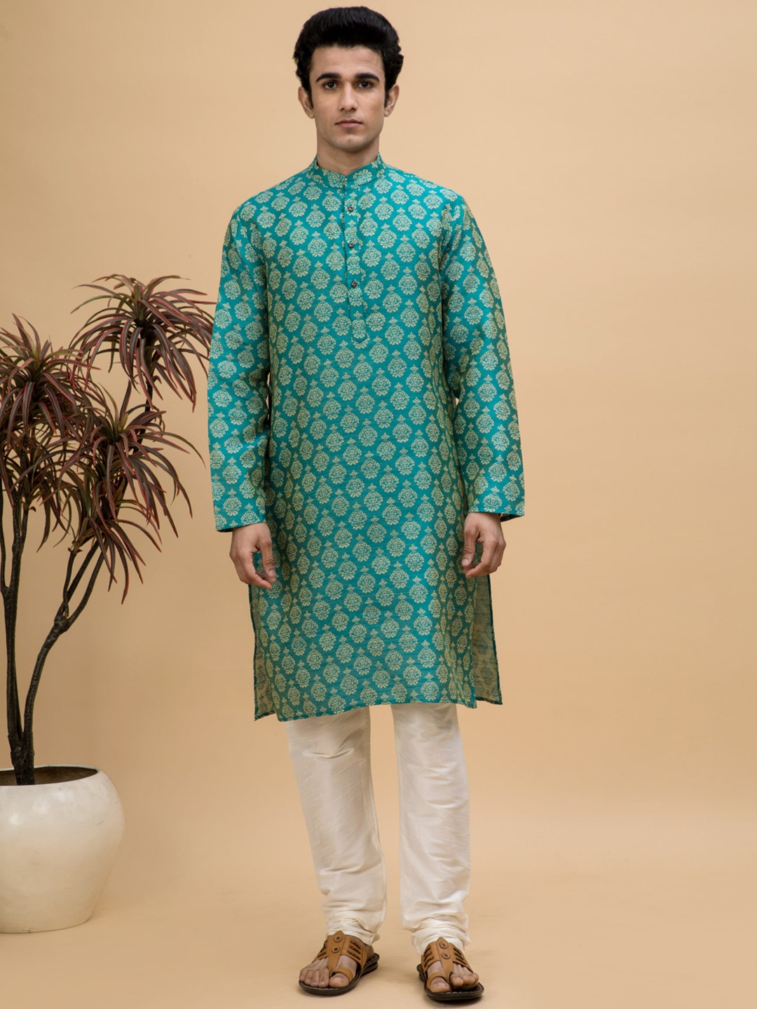 

NEUDIS Men Ethnic Motifs Pure Cotton Kurta with Churidar, Green
