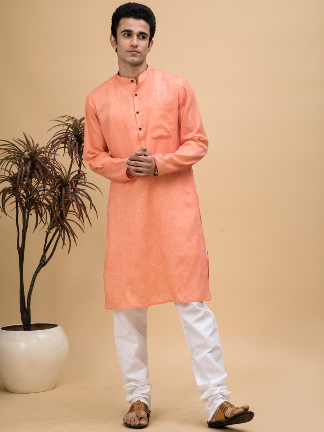 

NEUDIS Men Kurta with Churidar, Orange