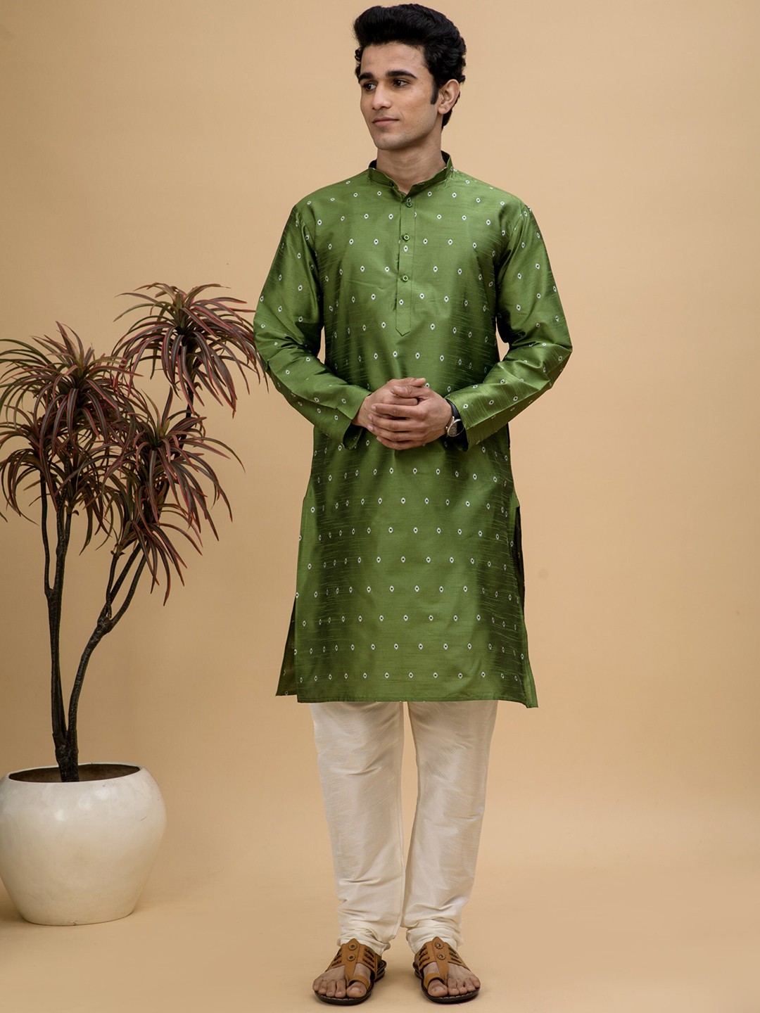 

NEUDIS Men Ethnic Motifs Mirror Work Kurta with Trousers, Green