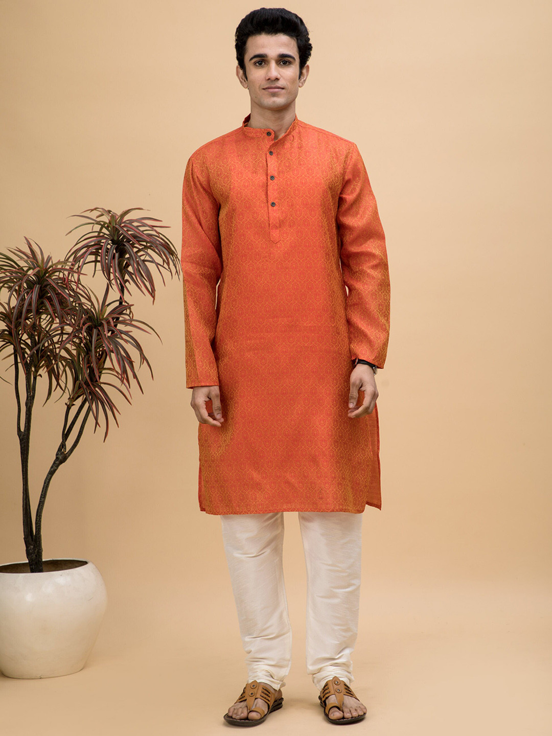 

NEUDIS Men Kurta with Churidar, Orange