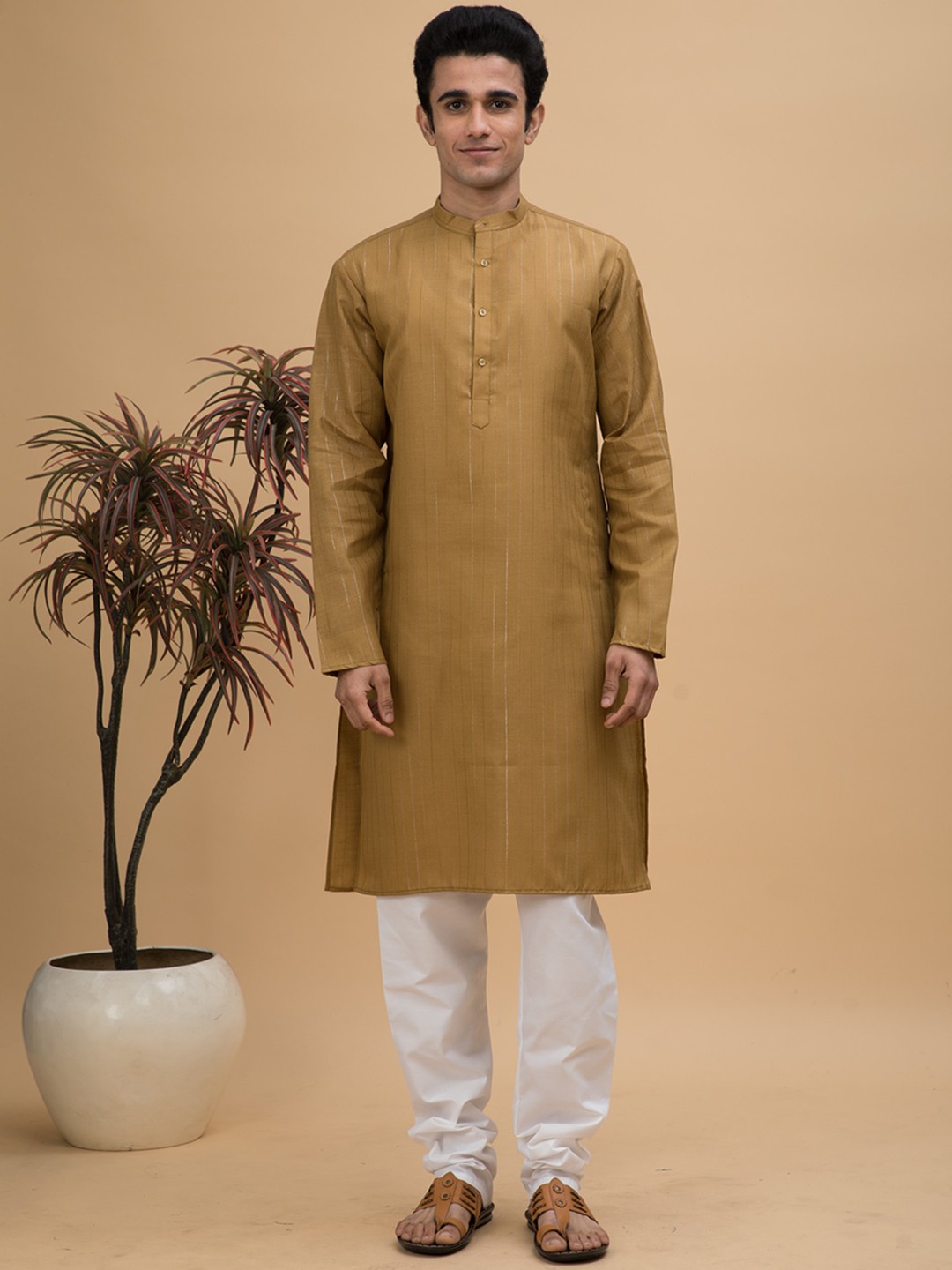 

NEUDIS Men Kurta with Churidar, Brown