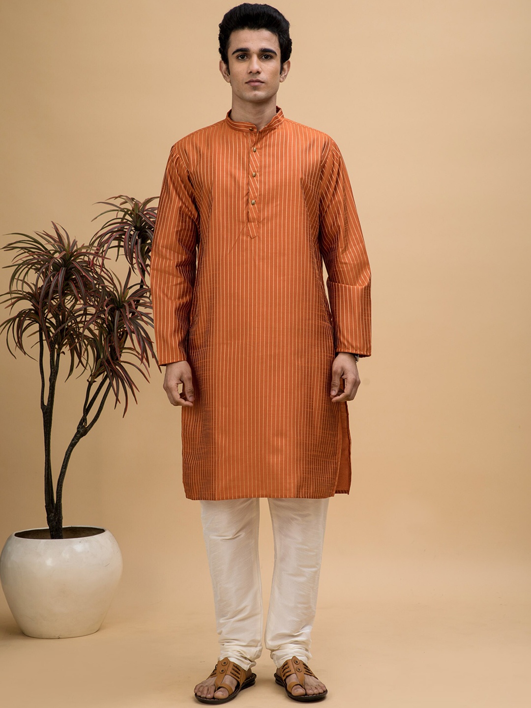 

NEUDIS Men Kurta with Churidar, Orange