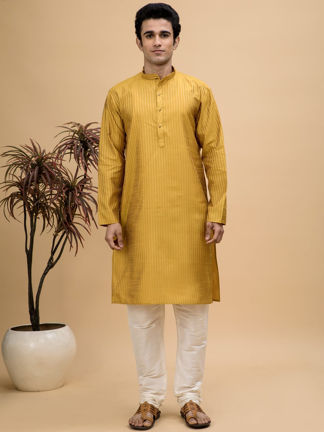 

NEUDIS Men Striped Kurta with Churidar, Yellow